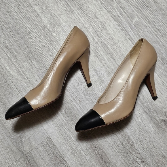 AUTHENTIC CHANEL VINTAGE HEELS - Picture 2 of 11